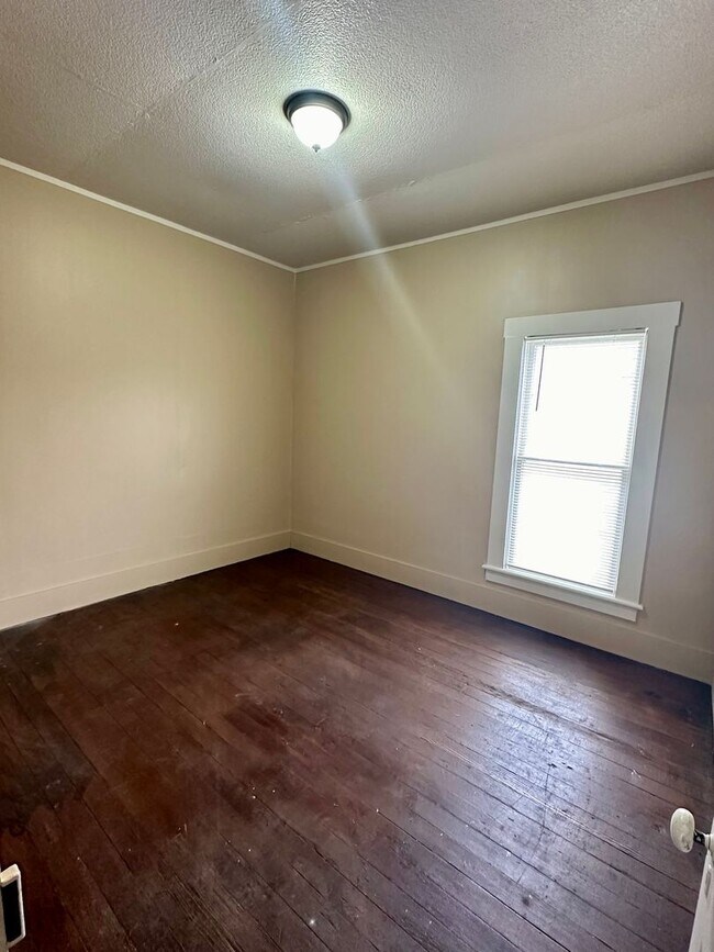 Building Photo - 4 plus bedroom on double lot