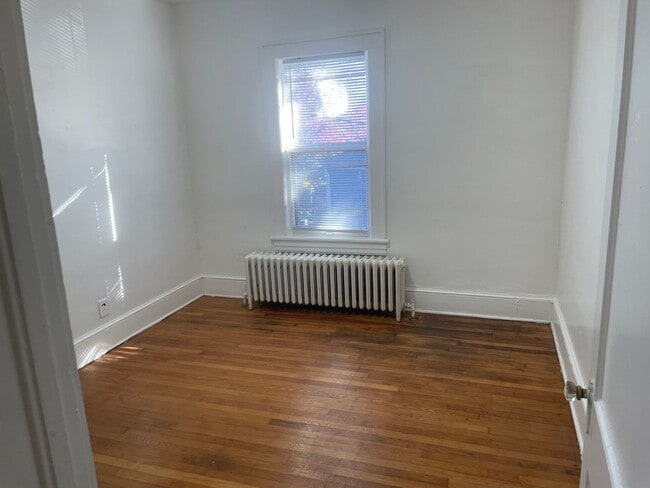 Building Photo - 615 Day Ave SW