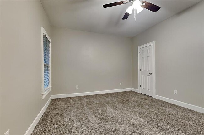 Building Photo - 601 Peach Pl