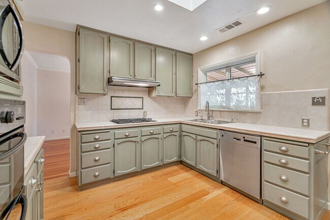 Building Photo - 3BD/2BA Home | Central A/C | 2-Car Garage | Top Schools