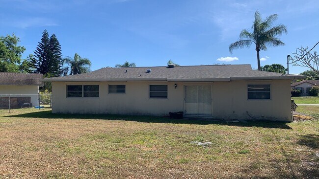 Building Photo - 313 NW Tyler Ave