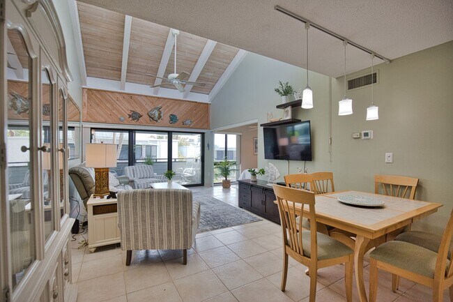Building Photo - 1555 Tarpon Center Dr
