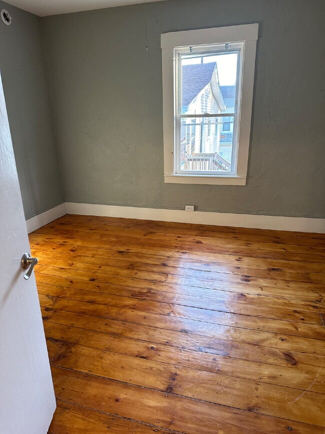 Building Photo - Recently updated 2nd floor 3-bedroom unit located on a quiet dead-end street!
