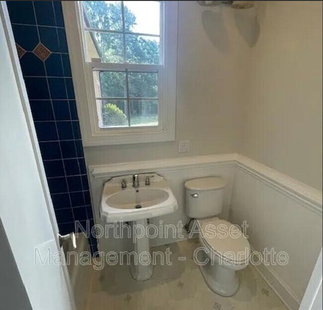 Building Photo - 3 bedroom custom home on tons of acreage w...