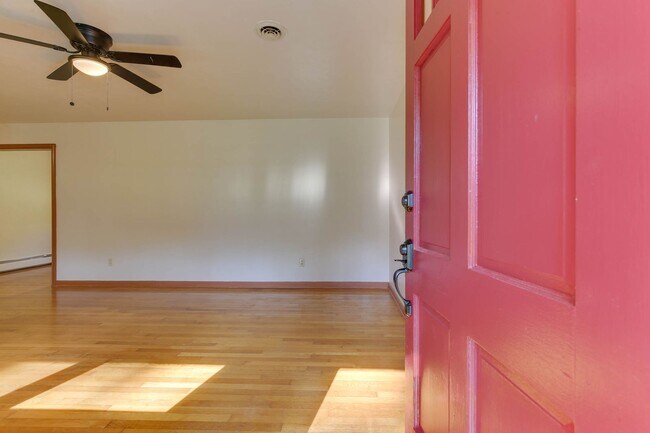 Building Photo - Welcome to Yorktown with a charming rural feel!