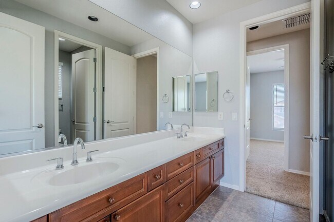 Building Photo - Stunning 4 bed 2.5 bath home with pool, in...