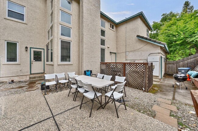 Building Photo - 3500 Crownridge Dr