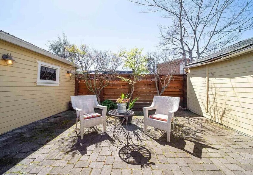 Building Photo - 5875 Picardy Dr