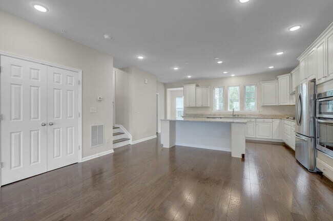 Building Photo - 704 Cottonwood Ct
