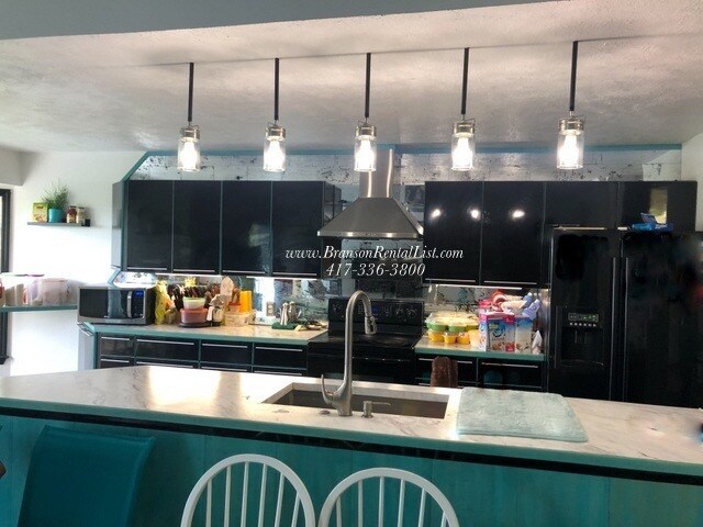 Building Photo - Spacious Basement Home with Breathtaking Views!!!