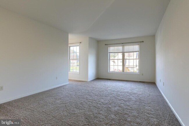 Building Photo - 712 Creekside Dr