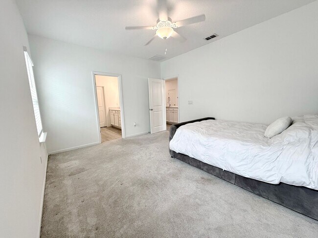 Building Photo - Like New Home In Highland Chase