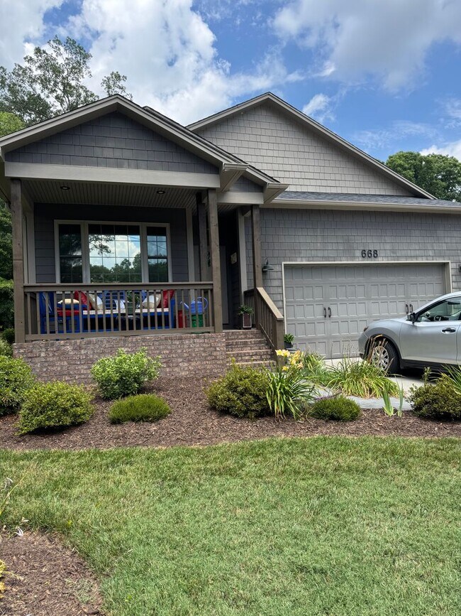 Building Photo - Charming 3 Bed 2.5 Bath Furnished Cottage ...