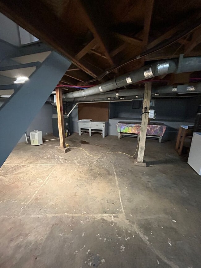 Building Photo - 3 Story Home Available Now Near Campus!