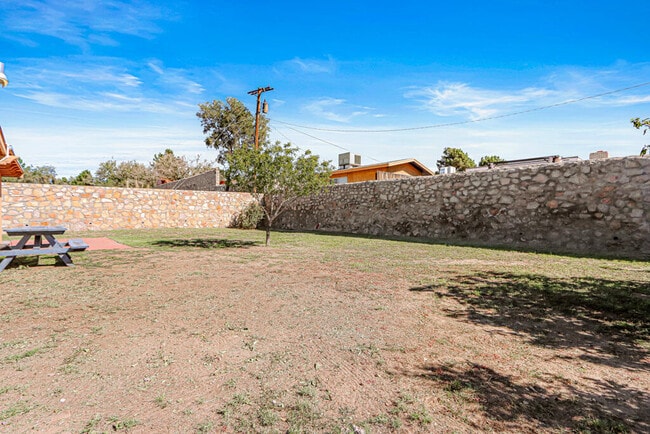 Building Photo - 1600 Sumac Dr