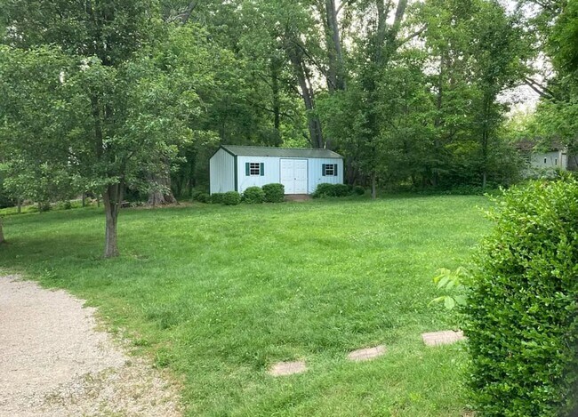 Building Photo - 2 bedrooms, great location!