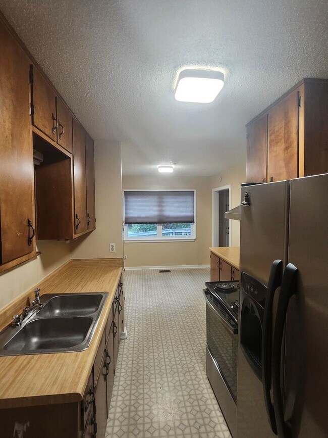 Building Photo - 301 Gaile Ave