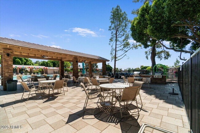 Building Photo - 5200 S Lakeshore Dr