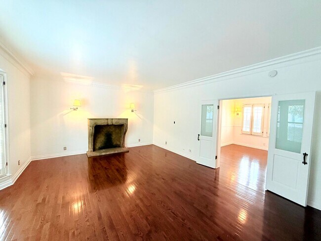 Primary Photo - Very Unique Spacious sleek One Bedroom - O...