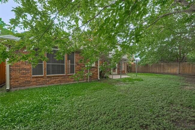 Building Photo - 1327 W Forest Dr