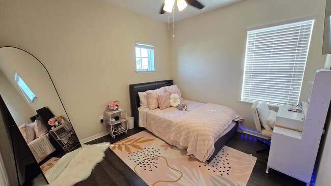 Building Photo - Beautiful 4 Bed / 3.5 Bath Home ~ Available April 1st + Incentive!