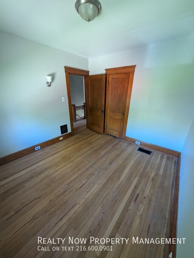 Building Photo - 1313 W 93rd St