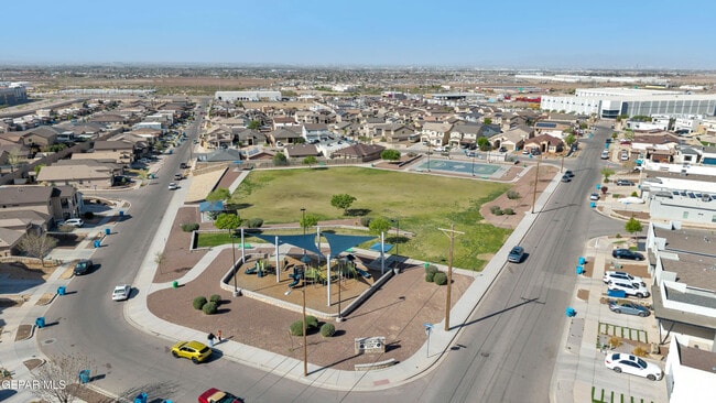 Building Photo - 12631 Mark Twain Ave