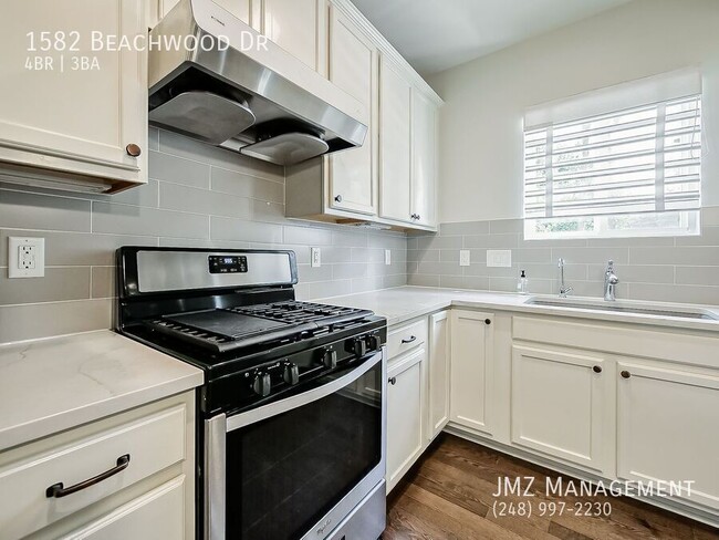 Building Photo - 1582 Beachwood Dr