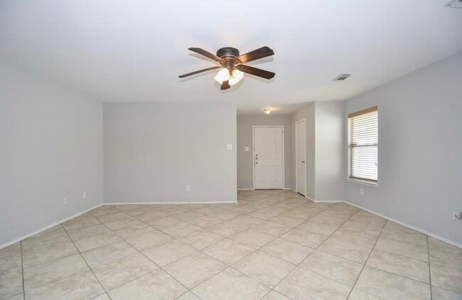 Building Photo - 24542 Lakecrest Village Dr