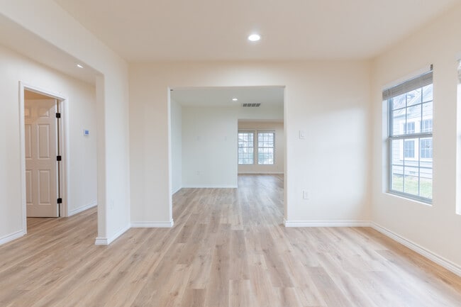 Building Photo - 1341 Peach St