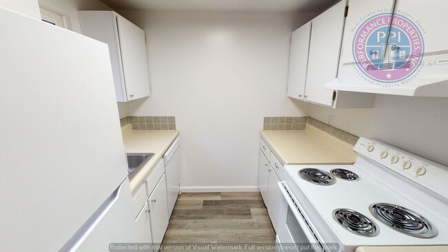 Building Photo - West Linn!!!  Stylish Townhouse, Private C...