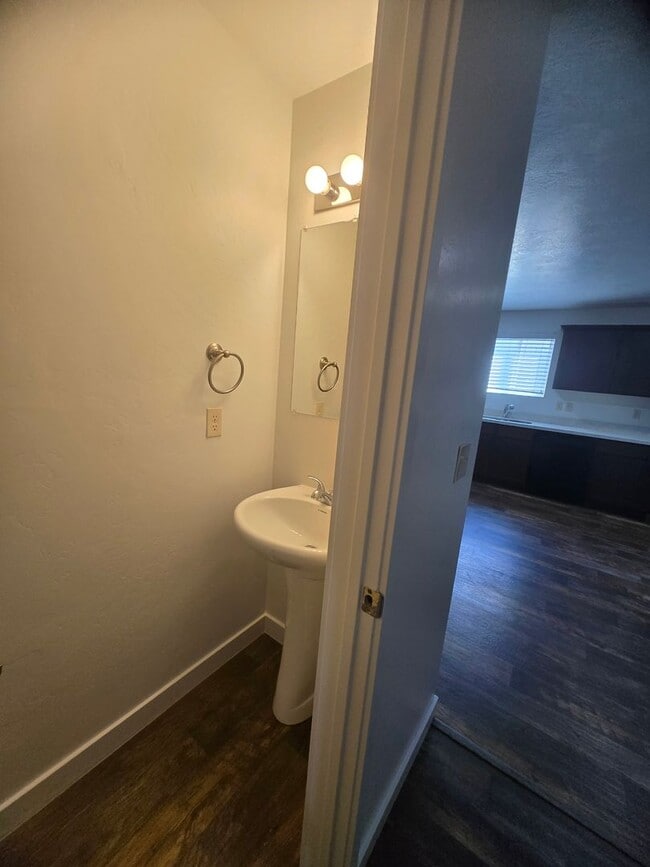 Building Photo - 3 Bed 2 Bath Townhouse for Rent!