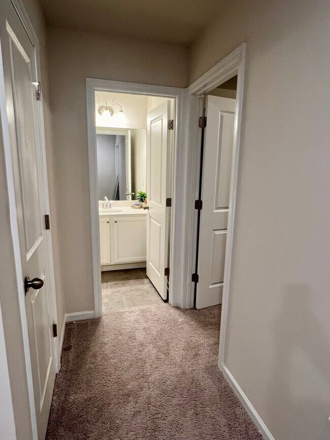 Building Photo - 1 MONTH FREE! 3 Bedroom Townhome in Oakwood!