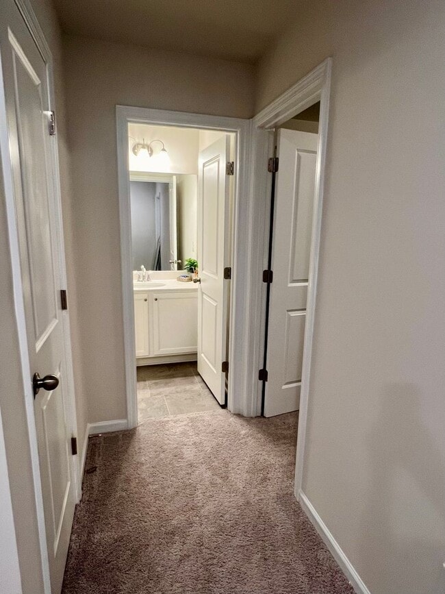 Building Photo - 3 Bedroom Townhome in Oakwood!