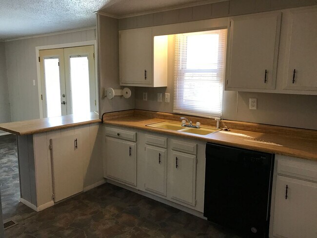 Building Photo - 3BR Home in Maiden on 1.85 Acres