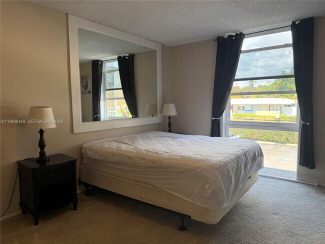 Building Photo - 16851 NE 23rd Ave