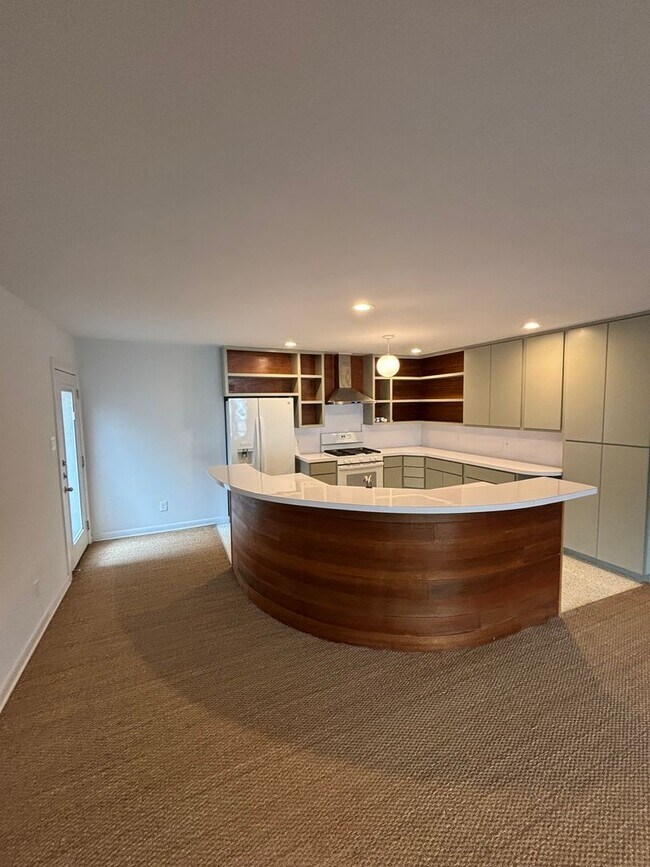 Building Photo - Mid Century Charmer