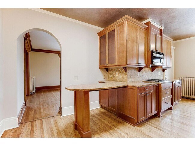 Building Photo - 808 Summit Ave