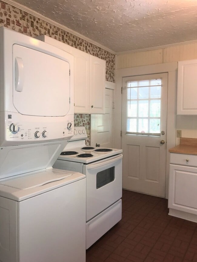 Building Photo - Country Living Rental located just off Int...