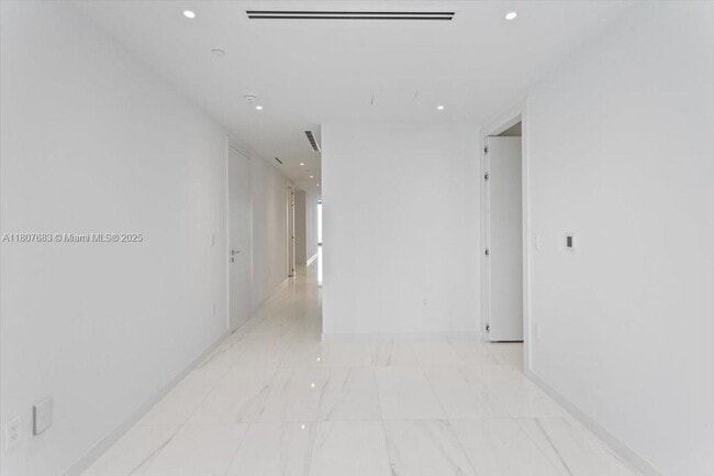 Building Photo - 300 Biscayne Blvd Way