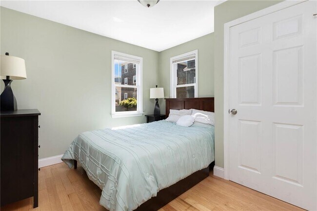 Building Photo - 492 Thames St