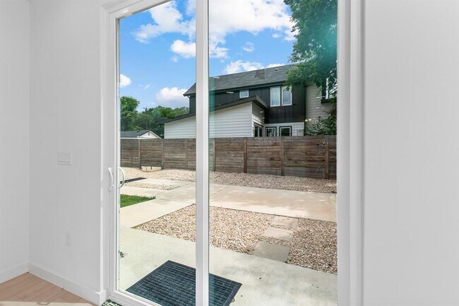 Building Photo - 5305 Ledesma Rd