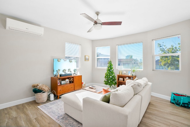 Building Photo - 933 21st St