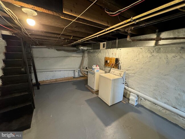 Building Photo - 2040 N Darien St