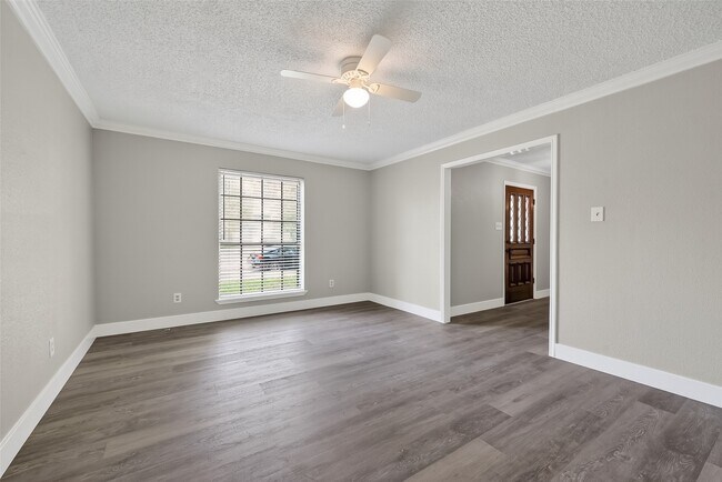 Building Photo - 4002 Cedar Ridge Ct