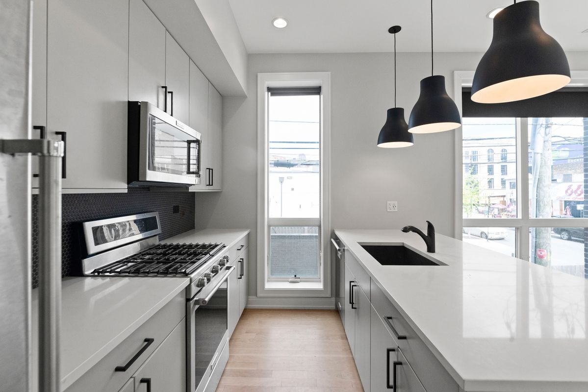 Building Photo - 1050 W Cornelia Ave