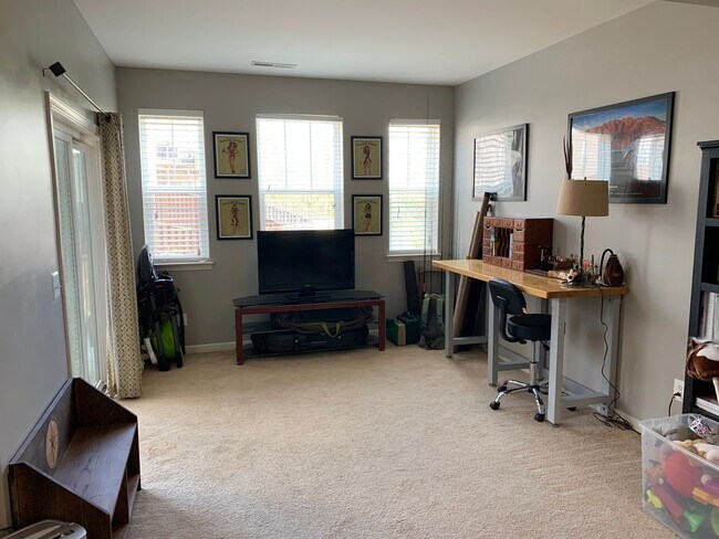Building Photo - COLONIAL FORGE TOWNHOUSE - STAFFORD (END U...