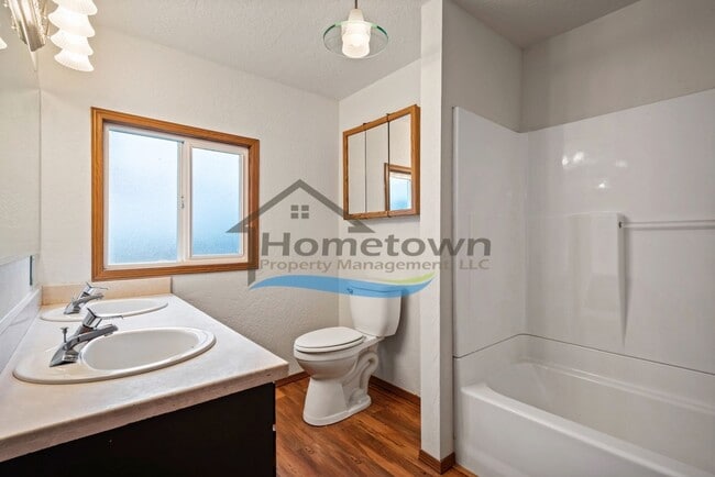 Building Photo - Post Falls Riverfront Home!