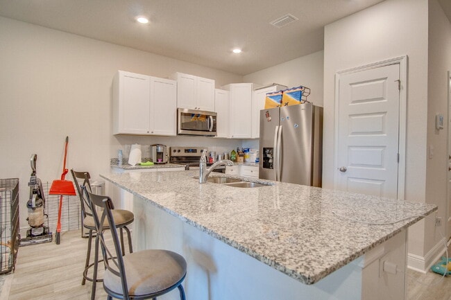 Building Photo - 3 Bed, 2.5 Bath Townhome – Prime Central L...