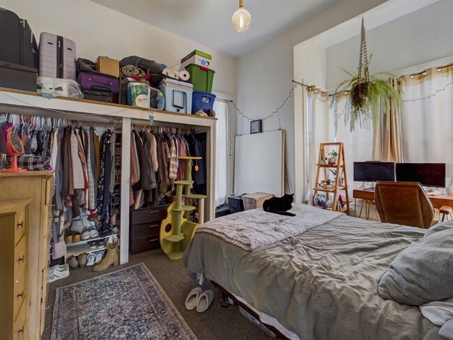 Building Photo - L 597